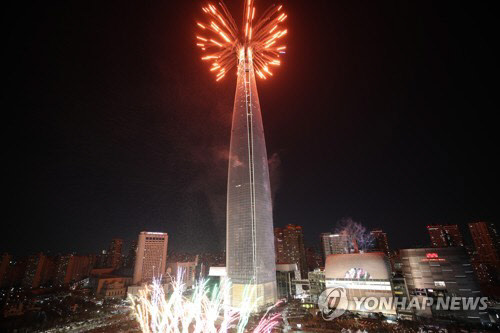 2017년 추억과 2018년 기대를 담아 (서울=연합뉴스) 박동주 기자 = 1일 오전 국내 최고층 건물인 롯데월드타워에서 2018년 새해맞이 불꽃쇼가 펼쳐지고 있다. 2018.1.1